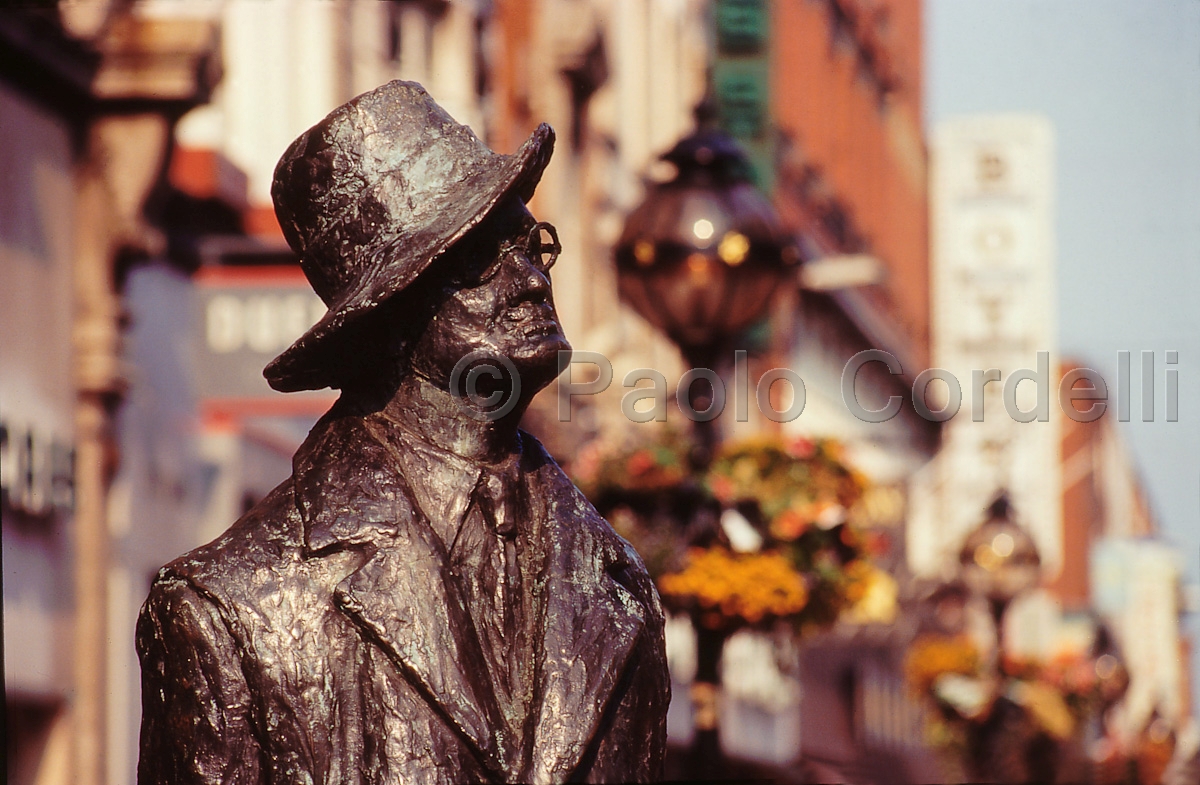 James Joyce sculpture, Dublin, Ireland
 (cod:Ireland 18)